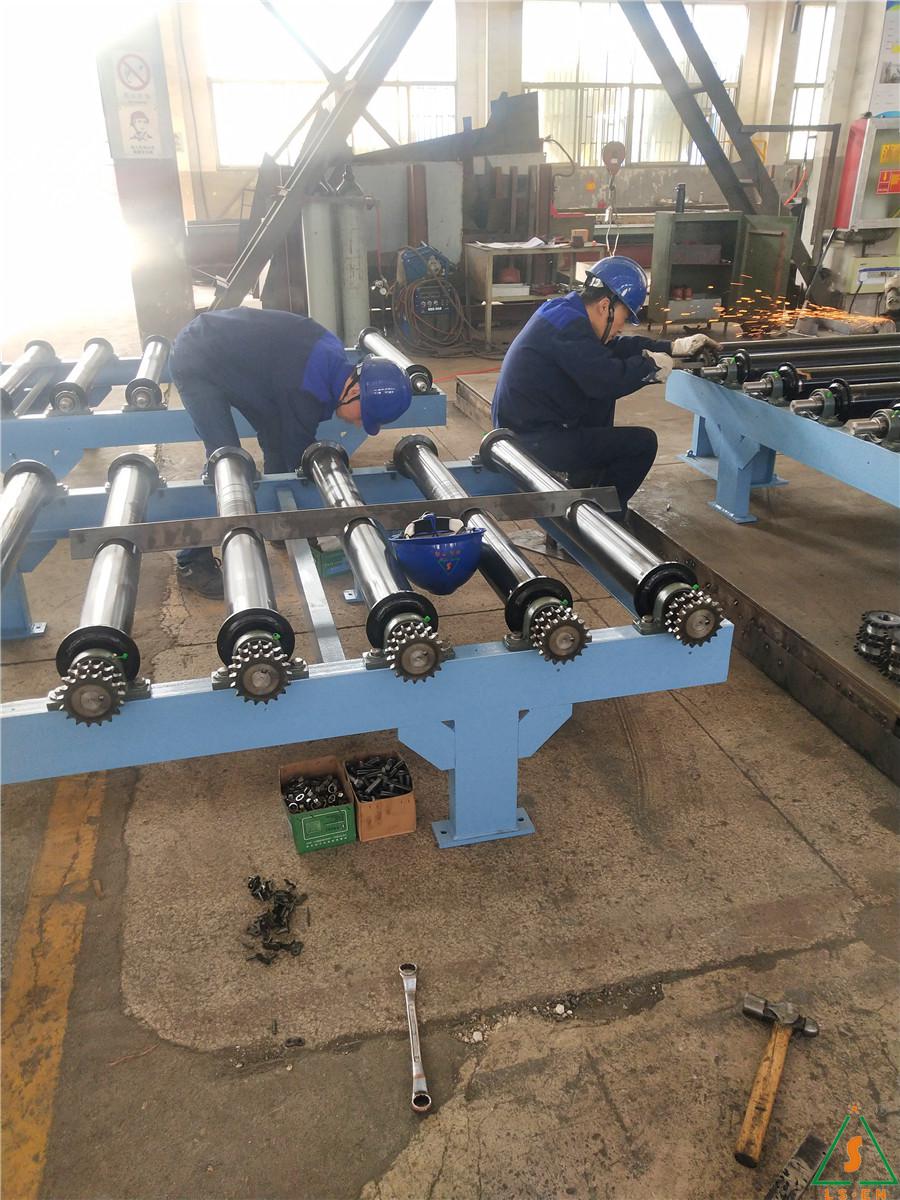 铸造厂造型圈项目机动辊道已经进入安装调试中